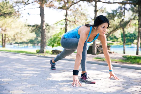 Fitness žena běžec v počáteční pozici — Stock fotografie