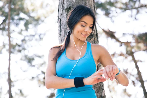 Leende sportiga kvinna med smart Watch-klocka — Stockfoto