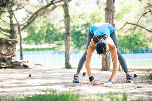 Donna sportiva che fa esercizio di stretching — Foto Stock