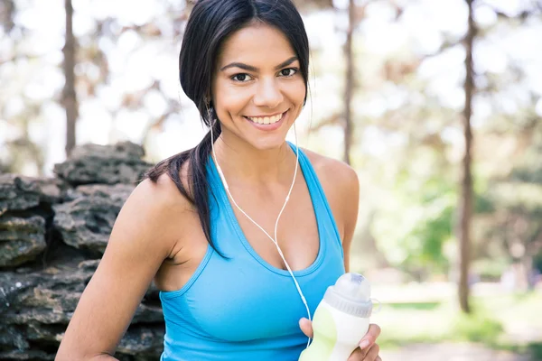 Deportiva mujer al aire libre sosteniendo botella de agua — Foto de Stock