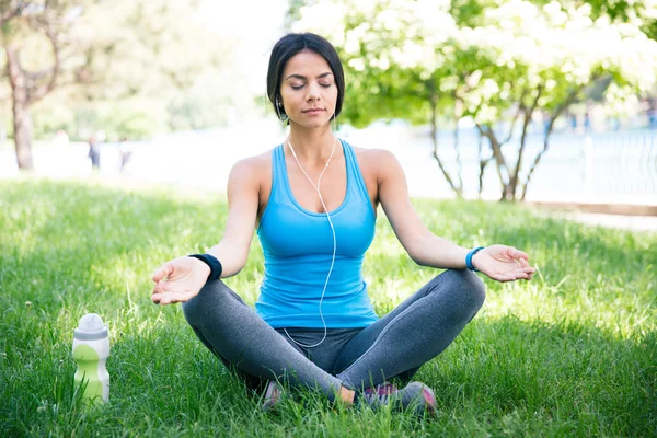 Fitness woman meditating — Stock Photo, Image