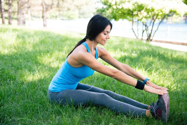 Kvinnan gör sträcker sig exercsises — Stockfoto