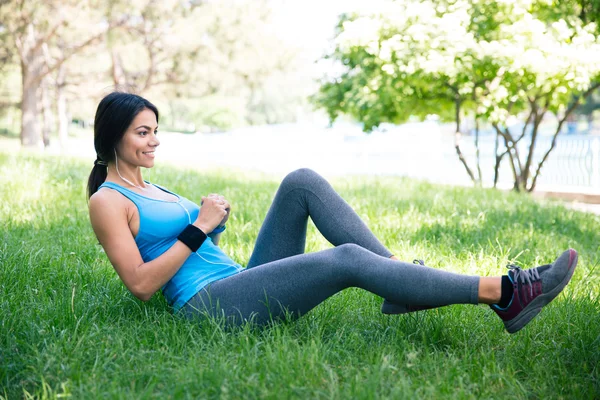 Sportliche Frau macht Stretchübungen im Park — Stockfoto