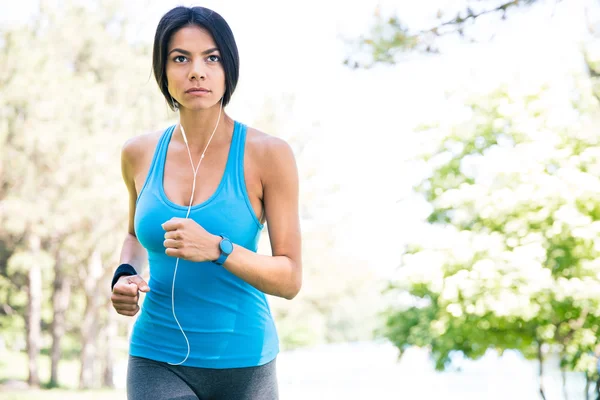 Sportliche junge Frau läuft im Freien — Stockfoto