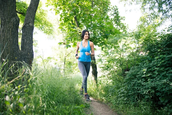 Mosolygós, sportos nő futás a szabadban — Stock Fotó