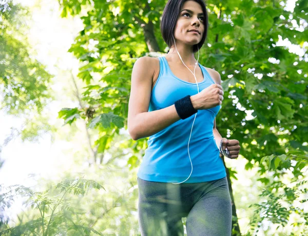 Belle femme sportive qui court dans le parc — Photo