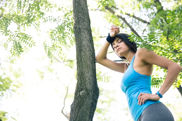 Trött fitness kvinna vilar utomhus — Stockfoto