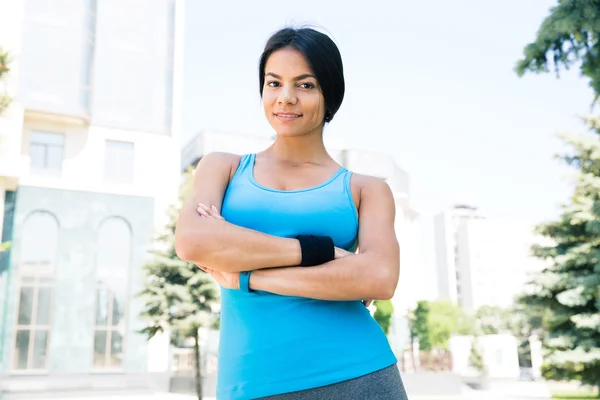 Sport kvinna står med armarna vikta utomhus — Stockfoto