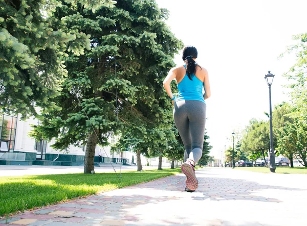 Mulher fitness correndo ao ar livre — Fotografia de Stock