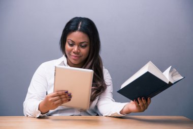 E-kitap veya kağıt kitap arasında seçerek iş kadını