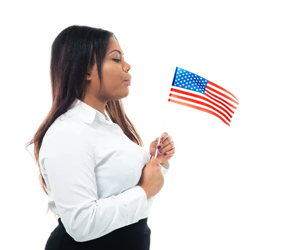 Empresária africana soprando na bandeira dos EUA — Fotografia de Stock