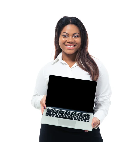 Femme d'affaires africaine montrant écran d'ordinateur portable vierge — Photo