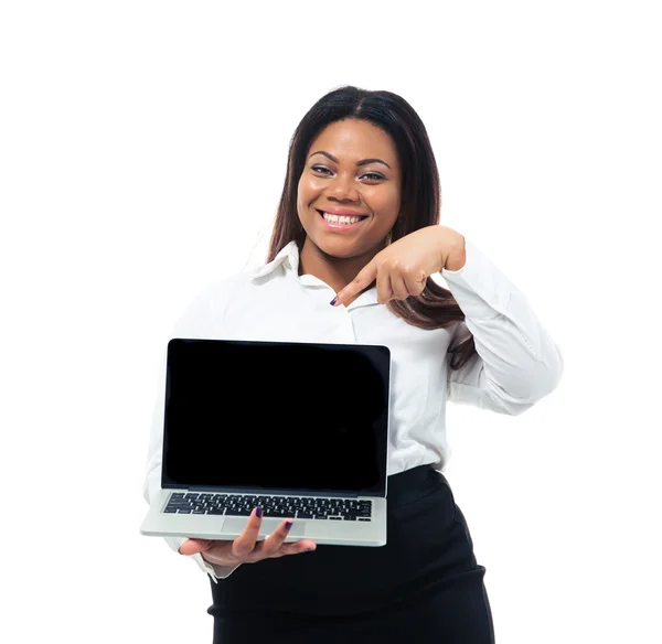 Mujer de negocios señalando en la pantalla del ordenador portátil en blanco — Foto de Stock