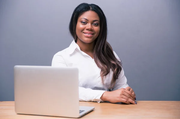 Businesswoman sitting at the table with laptop — Stock Photo, Image