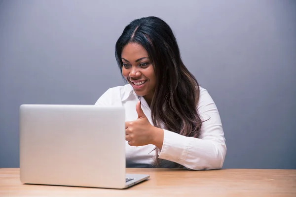 Businesswoman sitting at the table with laptop — Stock Photo, Image