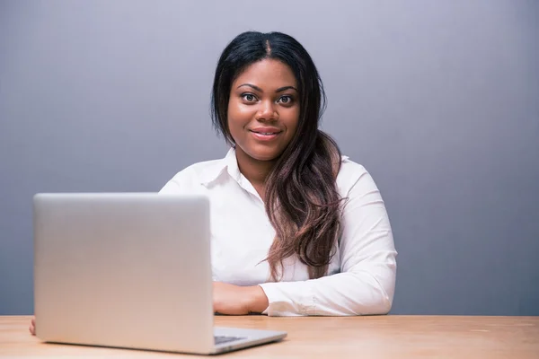 Businesswoman sitting at the table with laptop — Stock Photo, Image