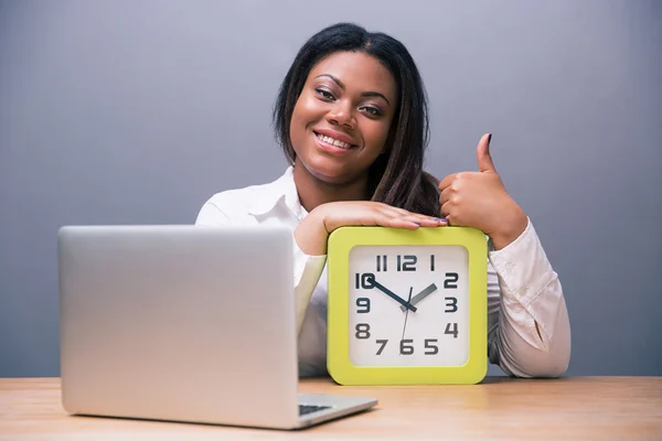 Businesswoman sitting at the table with laptop — Stock Photo, Image