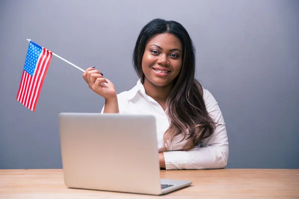 Glückliche Geschäftsfrau sitzt mit uns am Tisch — Stockfoto