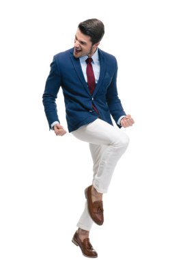 neşeli işadamı başarısını kutluyor