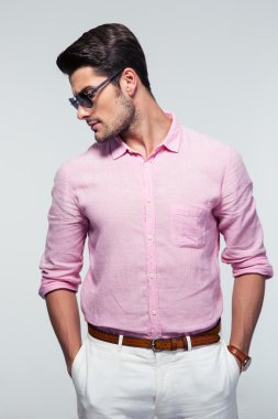 Yakışıklı genç gözlük uzağa arıyorsunuz