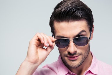 Güneş gözlüğü moda genç bir adam portresi
