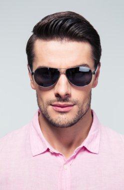 Güneş gözlüğü moda genç bir adam portresi