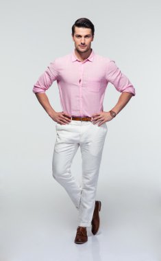 Kendine güvenen genç işadamı gömlekli