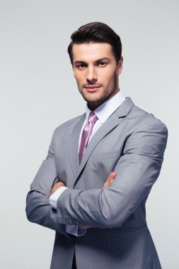 katlanmış silah ile kendine güvenen iş adamı 