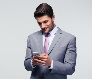 Akıllı telefon kullanan mutlu iş adamı