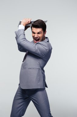 kızgın işadamı diz üstü smashing