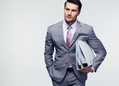 Kendine güvenen genç işadamı holding klasörler