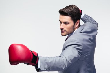 işadamı boks eldivenleri ile savaşmaya hazır