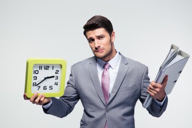 Mutsuz işadamı holding klasörler ve saat