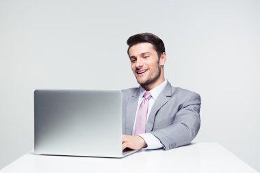 Mutlu iş adamı dizüstü bilgisayar kullanıyor 