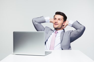 Laptop ile masadan dalgın işadamı