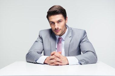 masada oturan kendine güvenen iş adamı