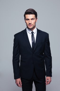 Kameraya bakarak yakışıklı genç işadamı