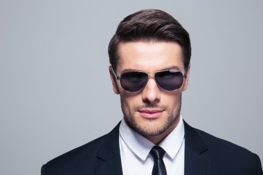 Güneş gözlüğü kendine güvenen bir işadamı portresi