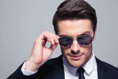 Güneş gözlüklü bir moda işadamı portresi