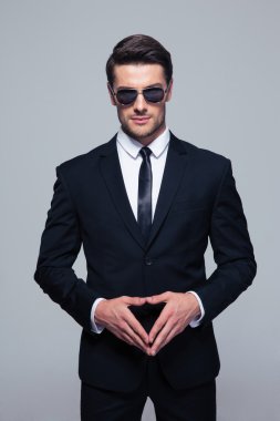 Güneş gözlüğü emin iş adamı