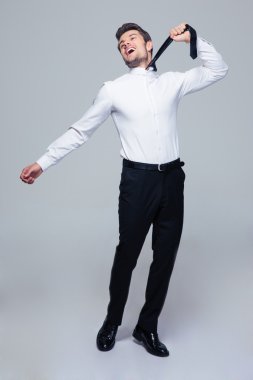 Kravatla kendini asmaya genç işadamı