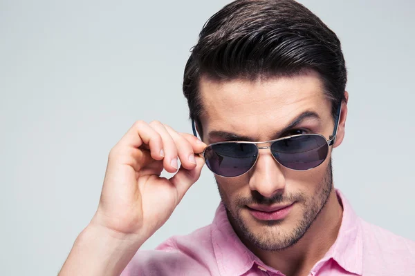 Porträt eines modischen jungen Mannes mit Sonnenbrille — Stockfoto