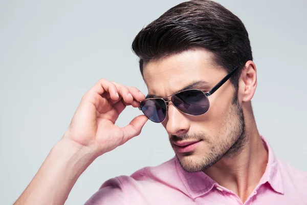Selbstbewusster Mann mit Sonnenbrille und Hemd — Stockfoto