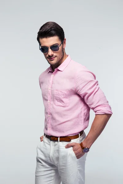 Молодой человек в солнцезащитных очках и рубашке — стоковое фото