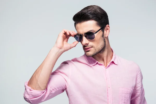 Schöner junger Mann mit Sonnenbrille und Hemd — Stockfoto