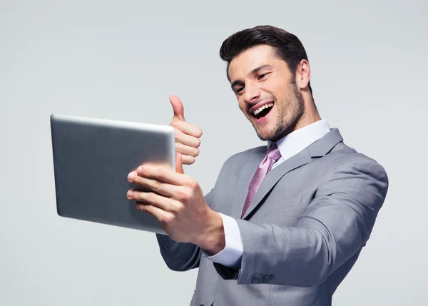 Empresario mostrando pulgar hacia arriba a la computadora de la tableta —  Fotos de Stock