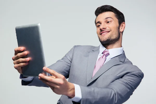 Gelukkig zakenman kijken naar tablet pc — Stockfoto