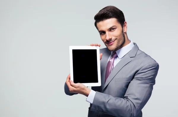 Бизнесмен показывает экран планшетного компьютера — стоковое фото