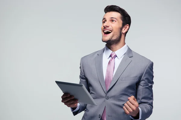 Alegre hombre de negocios sosteniendo tableta ordenador —  Fotos de Stock