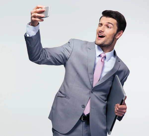 Biznesmen Dokonywanie selfie zdjęcie na smartphone — Zdjęcie stockowe